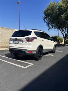 2017 Ford Escape SE   - Photo 4 - Riverside, CA 92505