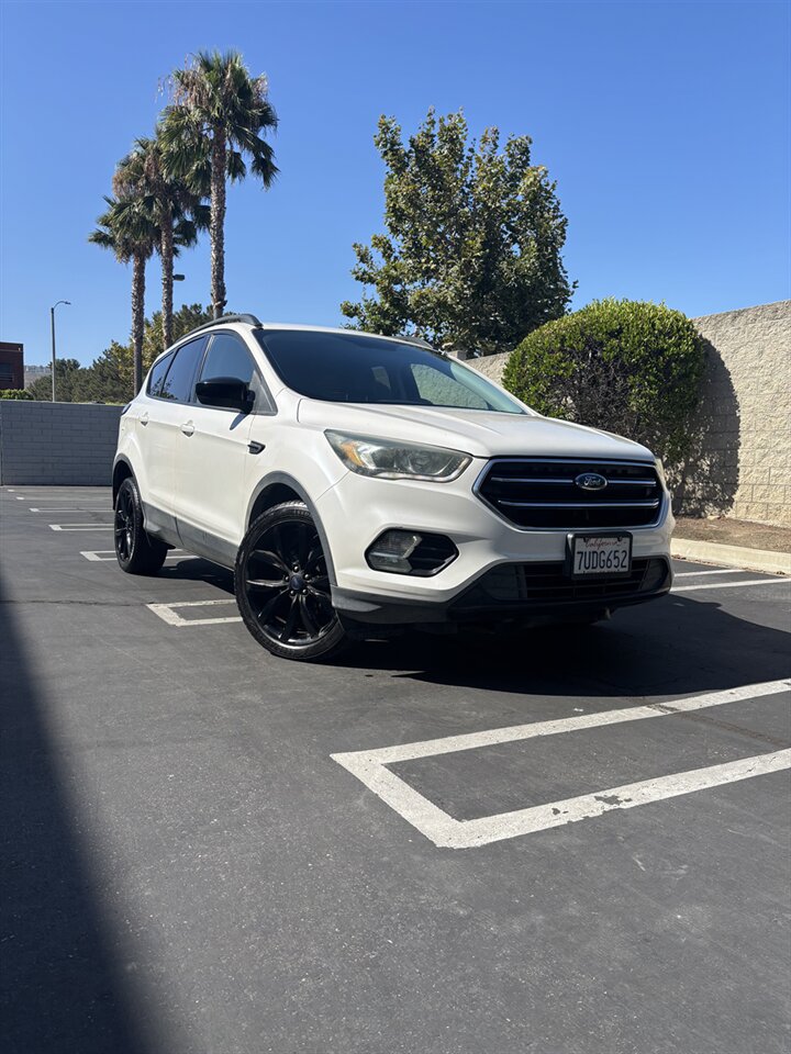 2017 Ford Escape SE   - Photo 1 - Riverside, CA 92505
