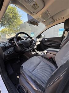 2017 Ford Escape SE   - Photo 5 - Riverside, CA 92505
