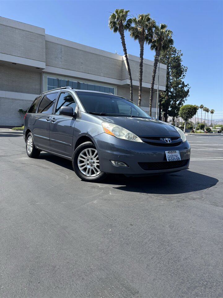 2010 Toyota Sienna Limited's photo