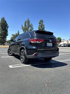 2017 Toyota Highlander LE   - Photo 3 - Riverside, CA 92505