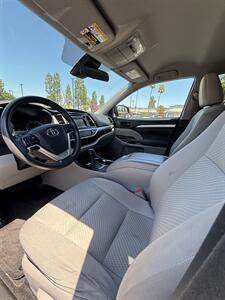 2017 Toyota Highlander LE   - Photo 5 - Riverside, CA 92505
