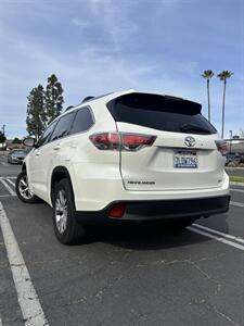 2015 Toyota Highlander XLE   - Photo 3 - Riverside, CA 92505