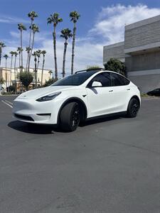 2022 Tesla Model Y Long Range 7 Passenger   - Photo 3 - Riverside, CA 92505