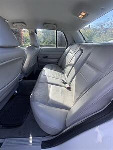 2005 Ford Crown Victoria LX   - Photo 8 - Riverside, CA 92505