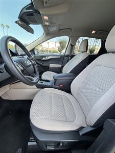 2020 Ford Escape SE   - Photo 6 - Riverside, CA 92505