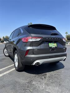 2020 Ford Escape SE   - Photo 3 - Riverside, CA 92505