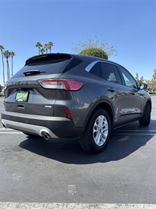 2020 Ford Escape SE   - Photo 4 - Riverside, CA 92505