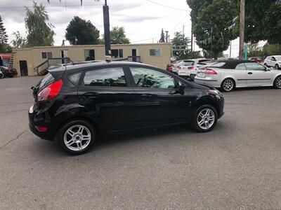 2017 Ford Fiesta SE   - Photo 2 - Portland, OR 97266