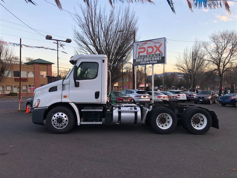2013 Freightliner CASCADIA 113  