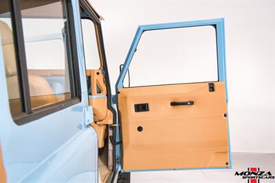 1998 Land Rover Defender 110   - Photo 143 - Houston, TX 77024