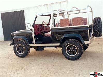 2025 Land Rover Defender 90   - Photo 9 - Houston, TX 77024