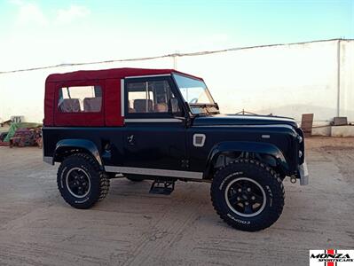 2025 Land Rover Defender 90   - Photo 13 - Houston, TX 77024