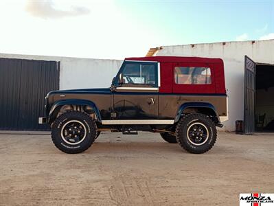 2025 Land Rover Defender 90   - Photo 16 - Houston, TX 77024