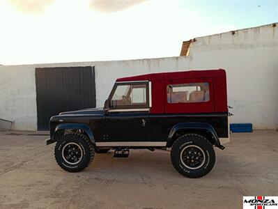 2025 Land Rover Defender 90   - Photo 18 - Houston, TX 77024