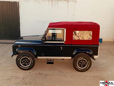 2025 Land Rover Defender 90   - Photo 15 - Houston, TX 77024