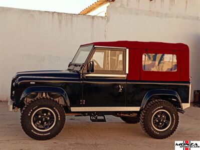 2025 Land Rover Defender 90   - Photo 14 - Houston, TX 77024