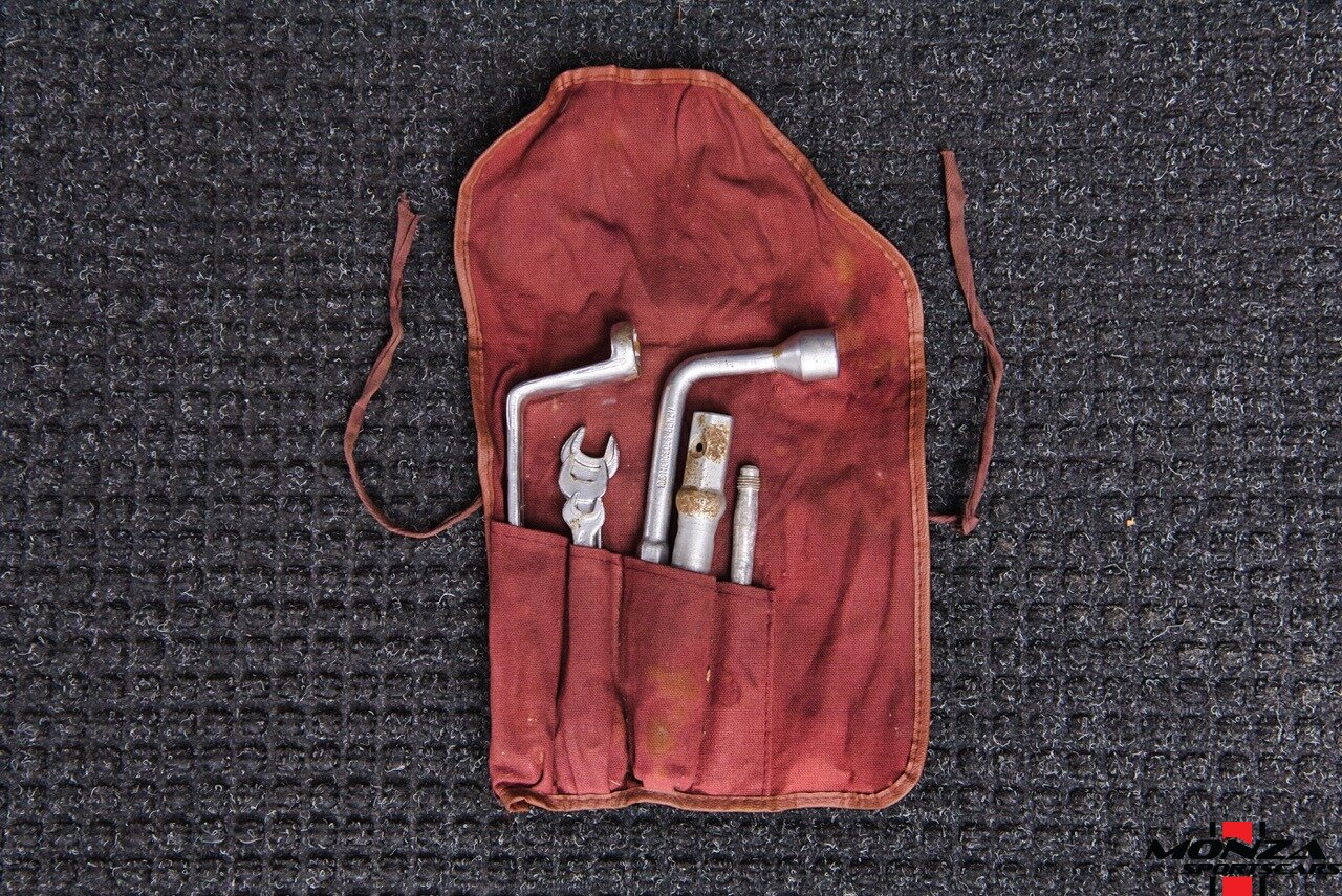 1990 Mercedes-Benz 2.6   - Photo 131 - Houston, TX 77024