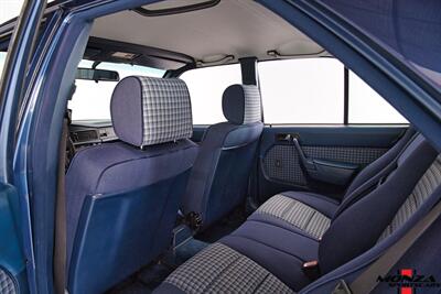 1990 Mercedes-Benz 2.6   - Photo 100 - Houston, TX 77024