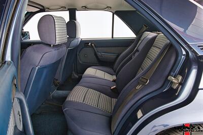 1990 Mercedes-Benz 2.6   - Photo 101 - Houston, TX 77024