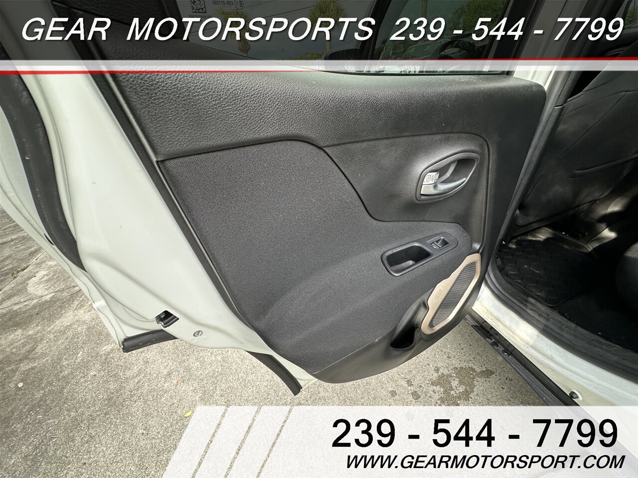 2016 Jeep Renegade Latitude 6-Speed Manual 4WD   - Photo 14 - Estero, FL 33928