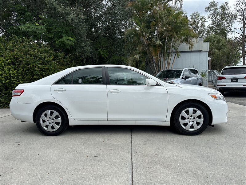 2011 Toyota Camry SE 32 MPG  