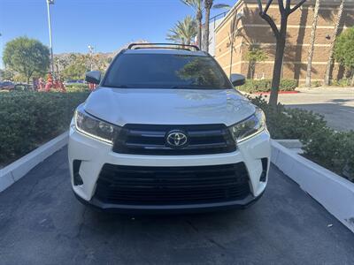 2019 Toyota Highlander SE   - Photo 2 - Riverside, CA 92501