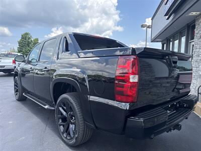 2010 Chevrolet Avalanche LT   - Photo 2 - Princeton, WV 24740