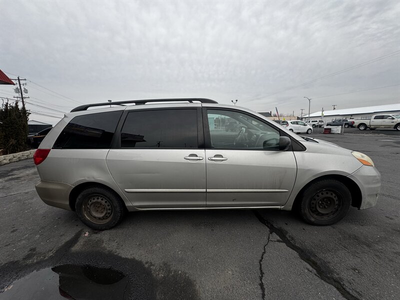 2010 Toyota Sienna CE 8-Passenger  