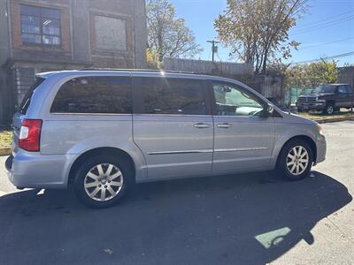 2012 Chrysler Town & Country Touring-L   - Photo 11 - Hasbrouck Heights, NJ 07604