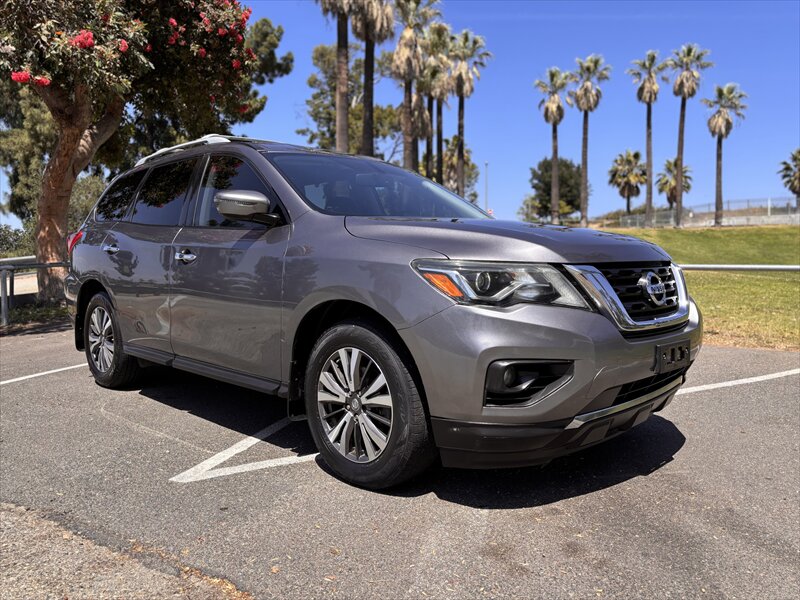 2017 Nissan Pathfinder SV  