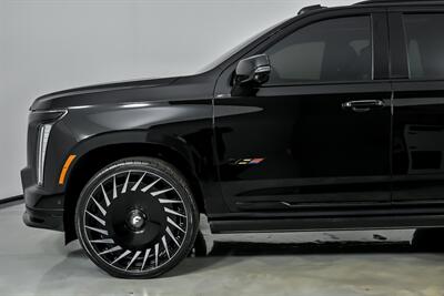2025 Cadillac Escalade-V   - Photo 7 - Joliet, IL 60435