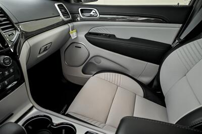 2021 Jeep Grand Cherokee Trackhawk-LOWEST MILES NATIONWIDE-OREO GUTS!   - Photo 38 - Joliet, IL 60435