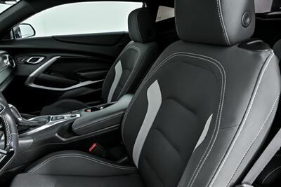 2017 Chevrolet Camaro SS   - Photo 21 - Joliet, IL 60435