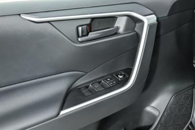 2021 Toyota RAV4 LE   - Photo 18 - Joliet, IL 60435