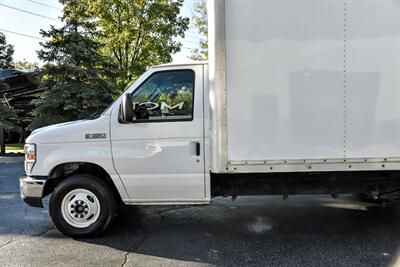 2017 Ford E-350 SD   - Photo 10 - Joliet, IL 60435