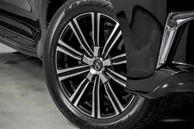 2021 Lexus LX 570 Three-Row   - Photo 4 - Joliet, IL 60435