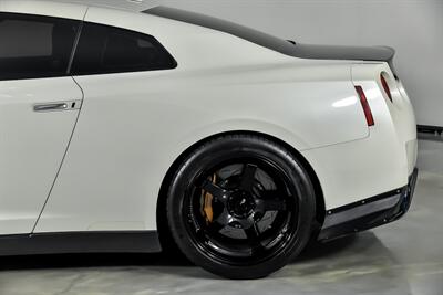 2014 Nissan GT-R Premium   - Photo 9 - Joliet, IL 60435