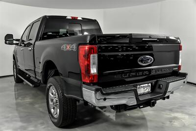 2017 Ford F-350 Super Duty Lariat   - Photo 9 - Joliet, IL 60435