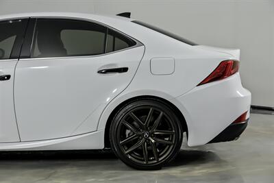 2019 Lexus IS 300   - Photo 9 - Joliet, IL 60435