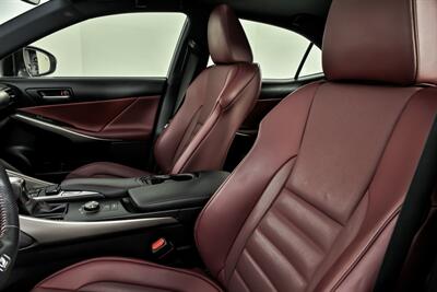2019 Lexus IS 300   - Photo 21 - Joliet, IL 60435