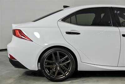 2019 Lexus IS 300   - Photo 13 - Joliet, IL 60435