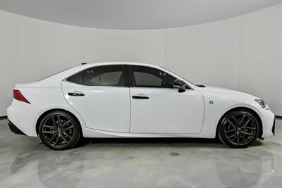 2019 Lexus IS 300   - Photo 14 - Joliet, IL 60435