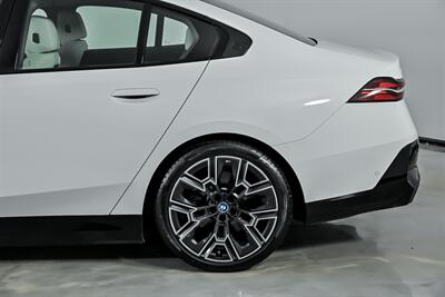 2025 BMW i5 xDrive40   - Photo 9 - Joliet, IL 60435