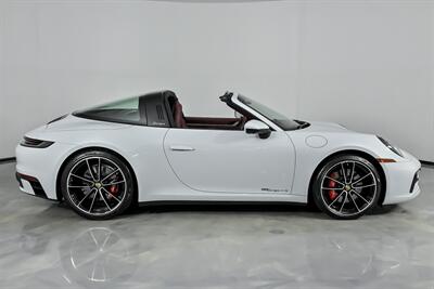 2022 Porsche 911 Targa 4S   - Photo 14 - Joliet, IL 60435