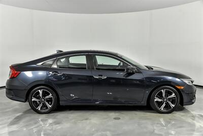 2017 Honda Civic Touring   - Photo 14 - Joliet, IL 60435