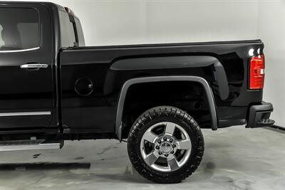 2016 GMC Sierra 2500HD Denali-MINT TRUCK   - Photo 9 - Joliet, IL 60435