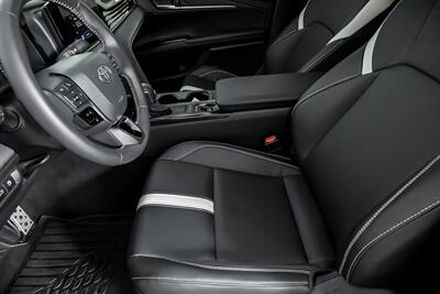 2025 Toyota Camry SE   - Photo 20 - Joliet, IL 60435