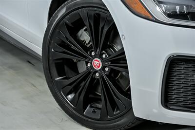 2021 Jaguar XF P300 R-Dynamic SE   - Photo 4 - Joliet, IL 60435