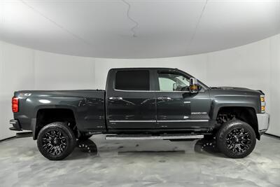 2017 Chevrolet Silverado 2500 LTZ   - Photo 14 - Joliet, IL 60435